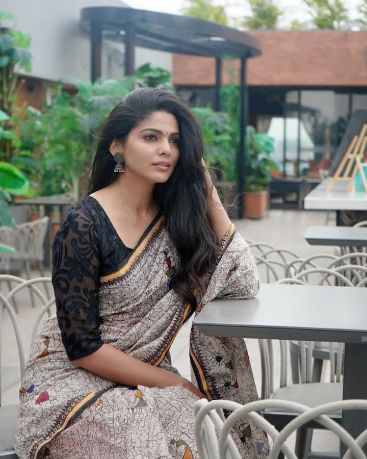 अनेक अभिनेत्रींनी सोशल मीडियावर त्याचे संक्रांत स्पेशल लूक शेअर केले आहेत.