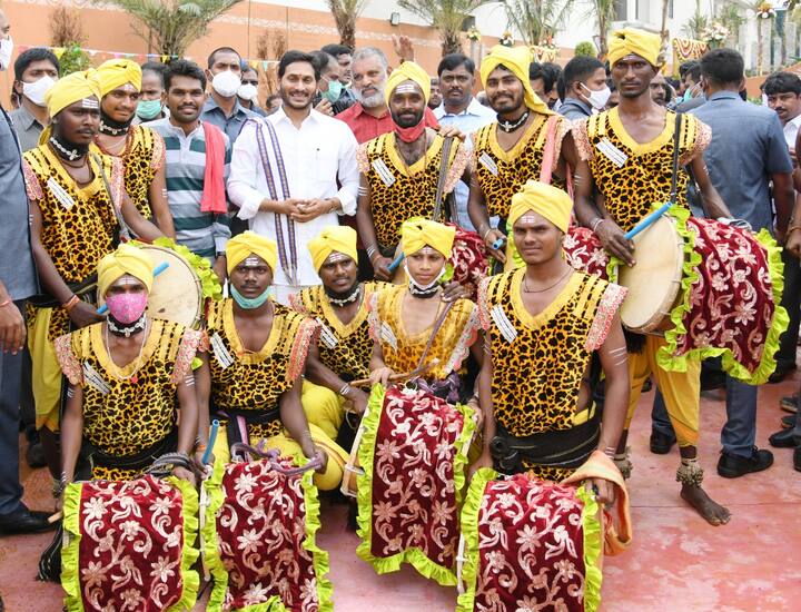 సంక్రాంతి సంబరాల్లో పాల్గొన్న సీఎం జగన్ దంపతులు