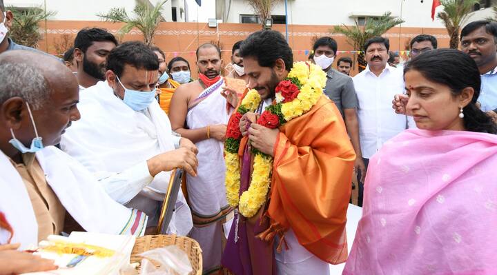 సాంప్రదాయ పంచెకట్టుతో హాజరై సంబరాలను తిలకించిన సీఎం జగన్