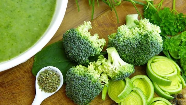 ঘন হয়ে এলে নামিয়ে নিন আঁচ থেকে। এ বার বাটি বা প্লেটে ঢেলে নিন। পরিবেশনের আগে রোস্ট করে রাখা আমন্ড কুচি ছড়িয়ে দিতে পারেন উপরে।