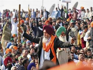 ਖੁਦ ਨੂੰ ਜੰਜ਼ੀਰਾਂ 'ਚ ਬੰਨ੍ਹ ਮੁੜ ਸਿੰਘੂ ਬਾਰਡਰ ਪਹੁੰਚੇ ਕਿਸਾਨ, ਦਿੱਲੀ ਤੇ ਹਰਿਆਣਾ ਪੁਲਿਸ ਨੇ ਰੋਕਿਆ