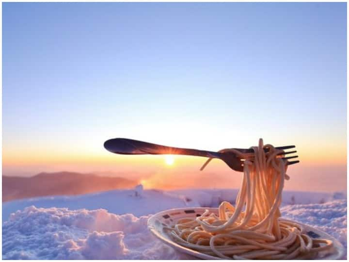 Chowmein froze in middle of the spoon due to bitter cold Viral Photo: कड़कड़ाती ठंड ने उड़ाए सभी के होश, चम्मच के बीच में ही जम गई चाउमीन