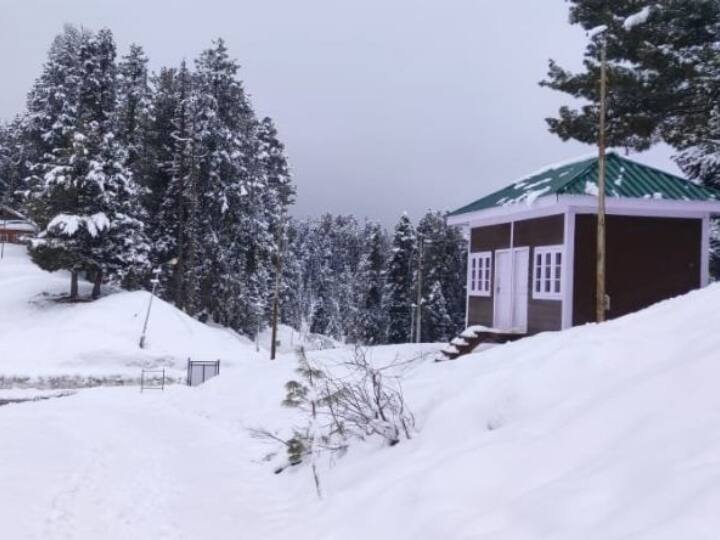 Jammu Kashmir Gulmarg Administration on alert after 70 students, official part of Gulmarg Skiing Camp test positive for Covid ANN Jammu Kashmir: गुलमर्ग में कोरोना विस्फोट के बाद अलर्ट पर प्रशासन, रिसॉर्ट में प्रवेश से पहले निगेटिव रिपोर्ट दिखानी जरूरी