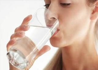 Health Tips : हिवाळ्यात रोज रात्री गरम पाणी प्यायल्याने होतात 'हे' फायदे