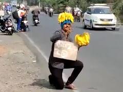 डोक्यावर केळी, हातात पाटी; पुण्याचा केळेवाला सोशल मीडियावर व्हायरल 