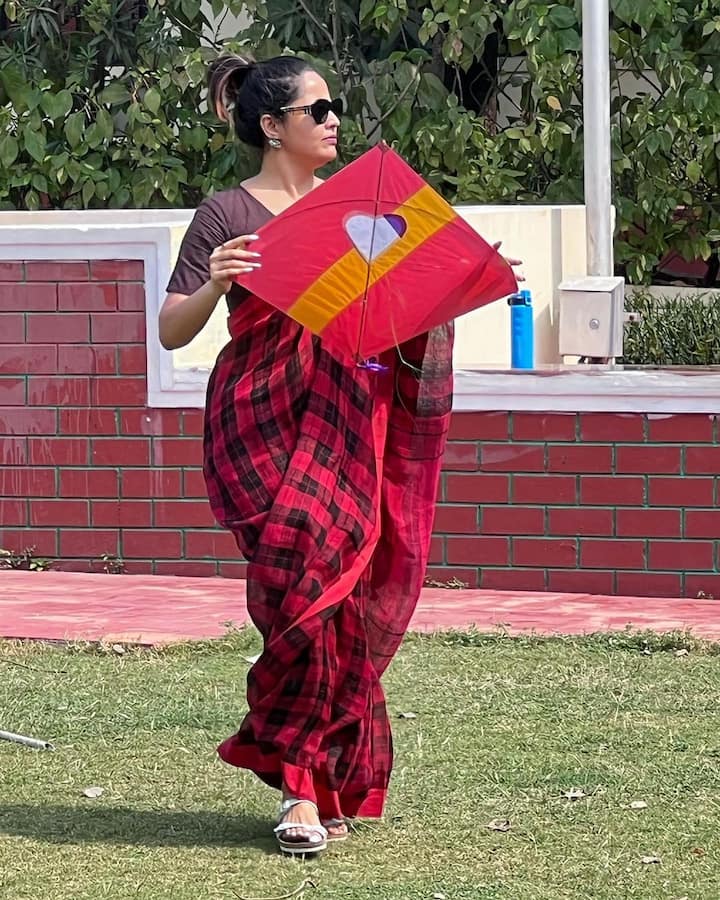 సంక్రాంతి అంటే సందడి. పిల్లలు, పెద్దలు, కుటుంబ సభ్యులు అందరూ కలిసి చాలా సంతోషంగా ఎంజాయ్ చేస్తుంటారు. కొంత మంది గాలిపటాలు కూడా ఎగరేస్తారు. స్టార్ యాంకర్, నటి అనసూయ భరద్వాజ్ కూడా ఈ సంక్రాంతికి గాలిపటాలు ఎగరేశారు. భర్త శశాంక్ భరద్వాజ్, అబ్బాయిలు ఆయాన్స్, శౌర్యతో కలిసి సందడిగా గడిపారు.  (Image courtesy - @anasuya bharadwaj/Instagram)