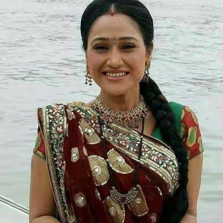 तारक मेहता का उल्टा चश्मा(Taarak Mehta Ka Ooltah Chashmah) सीरियल में दयाबेन का किरदार निभाकर दिशा वकानी(Disha Vakani) फेमस हो गई थीं. इस सीरियल ने उन्हें अलग पहचान दिलाई थी. मगर बेटी को जन्म देने के बाद दिशा ने अपने एक्टिंग करियर को बाय-बाय कह दिया. अब वह घर पर अपने परिवार का ध्यान रखती हैं. (फोटो- सोशल मीडिया)