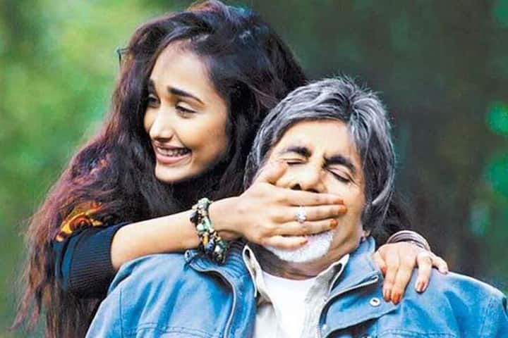 Amitabh Bachchan: सदी के महानायक अमिताभ बच्चन फ़िल्म 'निशब्द' में खुद से 40 साल छोटी जिया खान के साथ काम किया था. उस वक्त इस मूवी की खूब चर्चा हुई थी.