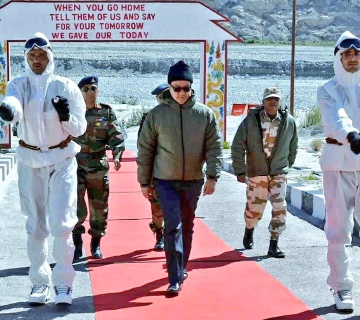 స్వాతంత్య్రం కోసం, అనంతరం సైతం దేశ రక్షణ కోసం ప్రాణత్యాగం చేస్తున్న సైనికుల ప్రాధాన్యతను సైతం భావితరాలకు చాటి చెప్పేందుకు జనవరి 15న ప్రతి ఏడాది ఆర్మీ డే నిర్వహించుకుంటున్నాం. (Photos Credit: Twitter)