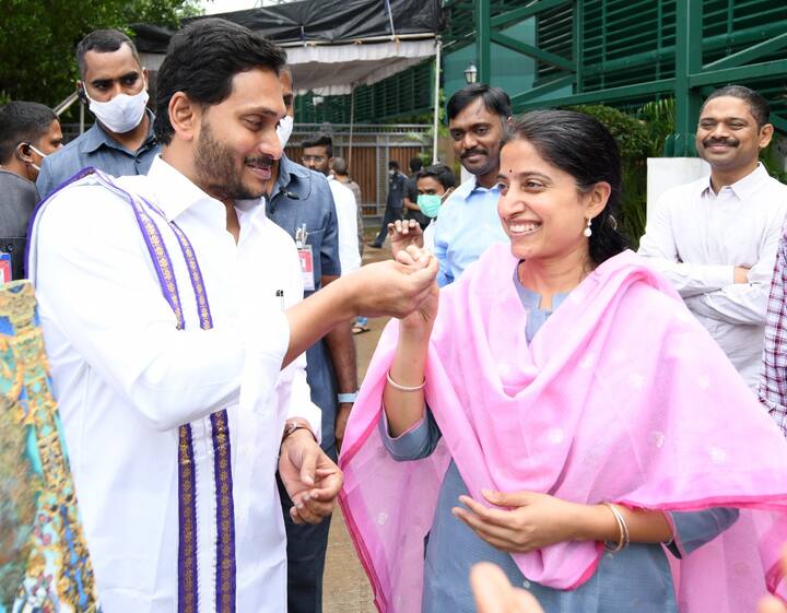 సంక్రాంతి సంబరాల్లో పాల్గొన్న సీఎం జగన్ దంపతులు