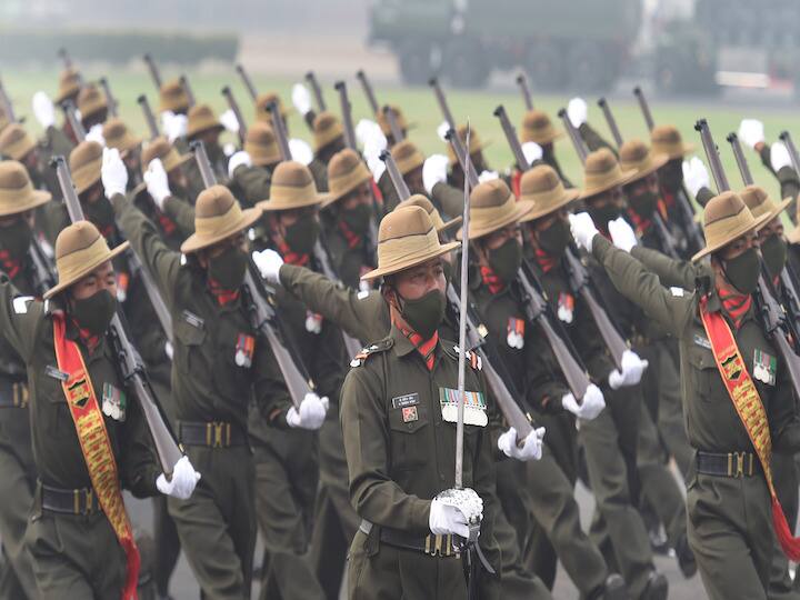 Indian Army Day 2022 Army Chief will take salute of parade, and unveil light climate-friendly new uniform Army Day 2022: सेना दिवस पर थलसेना प्रमुख आज परेड की लेंगे सलामी, पहली बार नई कॉम्बेट यूनिफार्म की दिखेगी झलक