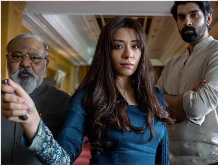 Yeh Kaali Kaali Ankhein Review: ਨੈੱਟਫਲਿਕਸ ‘ਤੇ ਰੀਲੀਜ਼ ਹੋਈ ਇਸ ਵੈੱਬ ਸੀਰੀਜ਼ ਦਾ ਨਾਮ ਜੇਕਰ ਇਹਨਾਂ ਅੱਖਾਂ ਦੀ ਮਸਤੀ ਵੀ ਹੁੰਦਾ ਤਾਂ ਕੋਈ ਫਰਕ ਨਹੀਂ ਪੈਂਦਾ ਕਿਉਂਕਿ ਕਹਾਣੀ ਦੇ ਇਸ ਟਾਈਟਲ ਤੋਂ ਕੋਈ ਸਿੱਧਾ ਸੰਬੰਧ ਨਹੀਂ ਹੈ। ਬਗੈਰ ਇਸਦੇ ਕਿ ਸਾਰੇ ਐਪੀਸੋਡਜ਼ ‘ਚ ਗਾਹੇ-ਬ-ਗਾਹੇ ਸ਼ਾਹਰੁਖ ਖਾਨ ਦੀ ਫਿਲਮ ਬਾਜ਼ੀਗਰ (1993) ਦਾ ਪ੍ਰਸਿੱਧ ਗਾਣਾ ਯੇ ਕਾਲੀ-ਕਾਲੀ ਆਖੇਂ… ਨਵੇਂ ਵਾਦ ਯੰਤਰਾਂ ਦੇ ਨਾਲ ਵਜ ਜਾਂਦਾ ਹੈ।ਆਪਣ ਨਾਮ ਨਾਲ ਸੀਰੀਜ਼ ਭਲੇ ਹੀ ਰੋਮਾਂਟਿਕ ਹੋਣ ਦਾ ਭਰਮ ਪਾਉਂਦੀ ਹੈ ਪਰ ਅਸਲ ‘ਚ ਇਹ ਇੱਕ ਕ੍ਰਾਈਮ ਥ੍ਰਿਲਰ ਹੈ।