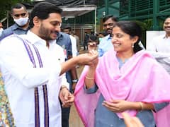 తాడేపల్లి క్యాంపు కార్యాలయం వద్ద జరిగిన సంక్రాంతి సంబరాల్లో పాల్గొన్న సీఎం జగన్ దంపతులు