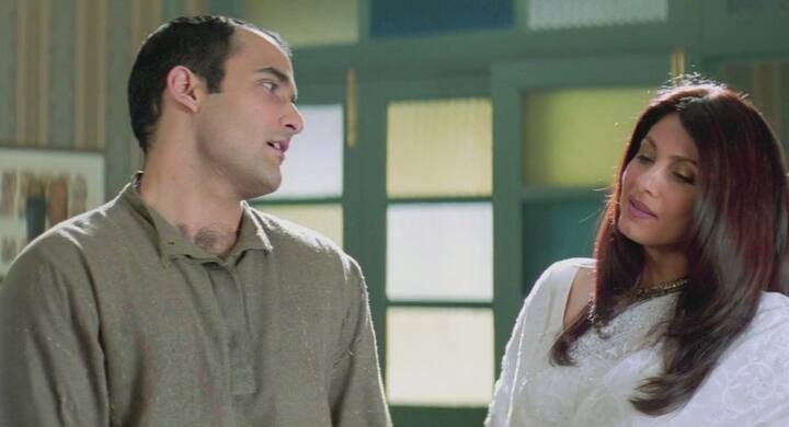 Dimple Kapadia: बतौर डायरेक्टर फरहान अख्तर की पहली फिल्म 'फिल्म दिल चाहता हैं' में डिंपल कपाड़िया ने भी खुद से 18 साल छोटे अक्षय खन्ना के साथ रोमांस किया था.