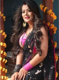 Nidhi Jha Photos: साड़ी पहने अपने ट्रेडिशनल लुक में भी फैन्स के दिलों को चुराने में माहिर हैं भोजपुरी एक्ट्रेस निधि झा
