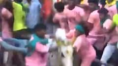 COVID norms go for a toss at Jallikattu event, thousands of lives at stake | Sansani (15 Jan 2022)