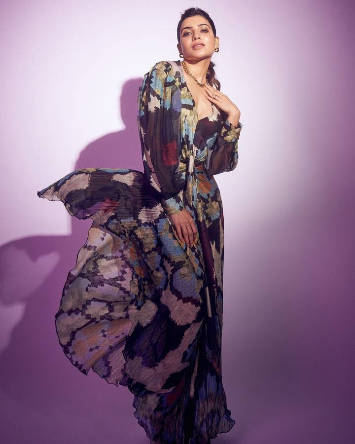 इस खूबसूरत प्रिंटेड शिफॉन ड्रेस में सामंथा रुथ प्रभु (Samantha Ruth Prabhu) बहुत ही प्यारी लग रही थीं. उन्होंने बंधे बाल और स्लीक नेकपीस के साथ अपने लुक को पूरा किया था.