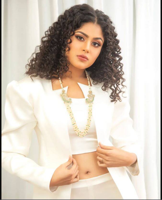 फारिया अब्दुल्ला ने बंगाराजू में नागार्जुन और नागा चैतन्य के साथ जमकर ठुमके भी लगाए. फारिया की हाइट की बात करें तो एक्ट्रेस 5 फीट 10 इंट की हैं. तब्बू को छोड़कर बॉलीवुड की सभी एक्ट्रेसेज से फारिया लंबी हैं.