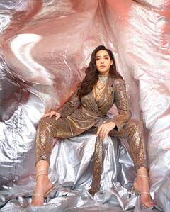 Nora Fatehi Photos: गले में महारानी हार, चम-चम करता पैंट सूट पहन 'रानी' बनीं नोरा फतेही, देखें ग्लैमर क्वीन का Killer लुक