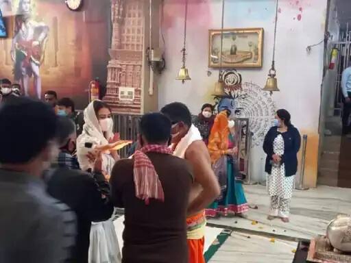 Actress Sara Ali khan trolled over she entered in Ujjain Mahakal Mandir મુસ્લિમ હોવા છતાં મંદિરમા જવા બદલ ટ્રોલ થયેલી સારાએ ફરી કર્યાં ઉજ્જૈન મહાકાલનાં દર્શન, બેસીને ઓમ નમઃ શિવાયનો જાપ પણ કર્યો.....