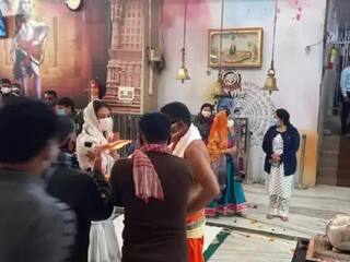 મુસ્લિમ હોવા છતાં મંદિરમા જવા બદલ ટ્રોલ થયેલી સારાએ ફરી કર્યાં ઉજ્જૈન મહાકાલનાં દર્શન, બેસીને ઓમ નમઃ શિવાયનો જાપ પણ કર્યો.....