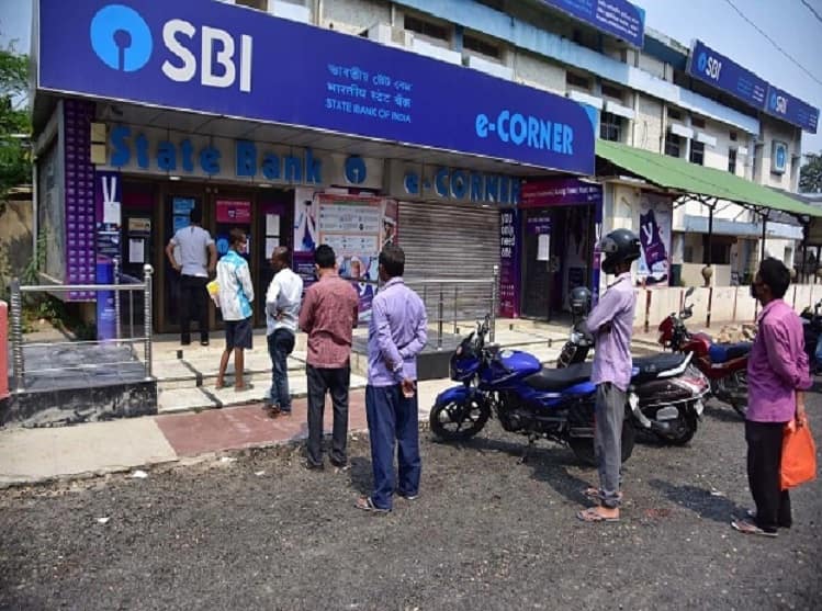 SBI Cash Withdrawal New Rule sbi customers have to fill otp for cash withdrawal from sbi atm SBI Alert : एसबीआयच्या ATM मधून पैसे काढण्यासाठीचे नियम बदलले; काय आहे नवी पद्धत?