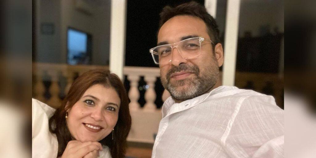 Pankaj Tripathi celebrates 17 years of togetherness with wife Mridula Pankaj Tripathi Anniversary: ১৭ বছরের সম্পর্ক, সোশ্যাল মিডিয়ায় স্ত্রীকে বিবাহবার্ষিকীর শুভেচ্ছা পঙ্কজ ত্রিপাঠীর