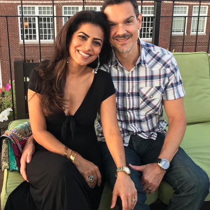 टीवी एक्ट्रेस श्वेता केसवानी(Sweta Keswani) ने पहले एलेक्स ओ नील से शादी की थी. उनसे तलाक के बाद उन्होंने केन से शादी की. जो कि एक वकील हैं. वह अपने पति के साथ सोशल मीडिया पर तस्वीरें शेयर करती रहती हैं. (फोटो- सोशल मीडिया)
