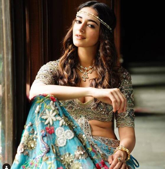 জীবনটাকে উপভোগ করতে খুবই ভালোবাসেন বলিউড অভিনেত্রী অনন্যা পাণ্ডে। শ্যুটিংয়ের ফাঁকে ছুটি পেলেই তিনি বেড়াতে বেরিয়ে পড়েন। আর কখনও মলদ্বীপ তো কখনও অন্য কোনও মনোরম পরিবেশে প্রকৃতির মাঝে ঘুরে বেড়ান অভিনেত্রী।