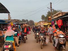 Chhattisgarh Corona News: अंबिकापुर में बढ़ते कोरोना केसे के दौरान कोविड नियमों को भूले लोग, अब हर रोज आ रहे इतने मामले