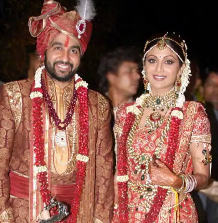 ਸ਼ਿਲਪਾ ਸ਼ੈੱਟੀ (Shilpa Shetty) ਦੇ ਫੈਨ ਲਿਸਟ 'ਚ ਰਾਜ ਕੁੰਦਰਾ (Raj Kundra) ਦਾ ਨਾਮ ਵੀ ਸ਼ਾਮਲ ਹੈ। ਇਹਨਾਂ ਦੋਨਾਂ ਦੀ ਪਹਿਲੀ ਮੁਲਾਕਾਤ ਲੰਦਨ 'ਚ ਹੋਈ ਸੀ। ਉਸ ਦੌਰਾਨ ਸ਼ਿਲਪਾ ਪ੍ਰਫਿਊਮ ਬ੍ਰੈਂਡ ਐੱਸ-2 ਦੀ ਪ੍ਰਮੋਸ਼ਨ ਕਰਨ ਪਹੁੰਚੀ ਸੀ। ਦੋਹਾਂ ਦੀਆਂ ਨਜ਼ਦੀਕੀਆਂ ਵਧੀਆਂ ਅਤੇ ਸਾਲ 2009 'ਚ ਦੋਹਾਂ ਨੇ ਵਿਆਹ ਰਚਾ ਲਿਆ।