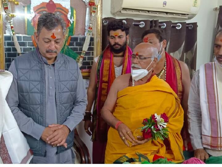 मंदिर समितीकडून त्यांचा शाल आणि श्रीफळ देऊन सन्मान करण्यात आला.