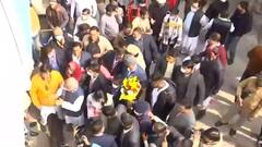 Congress के डोर-टू-डोर कैंपेन में उड़ी Corona नियमों की धज्जियां, Bhupesh Baghel कर रहे हैं कैंपेन