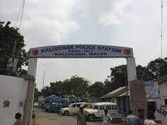 Malda: কালিয়াচকে মাদক কারবারিদের বিরুদ্ধে পুলিশের অভিযান, দুষ্কৃতীদের ছোঁড়া গুলিতে মৃত্যু কিশোরের। Bangla News