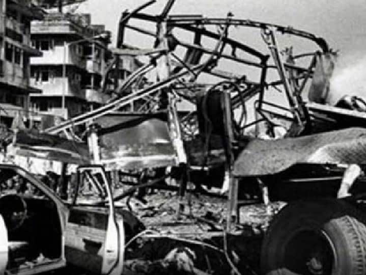 Mumbai 1993 serial Bomb Blast What exactly happened Know all about mumbai blast Mumbai 1993 Bomb Blast : 12 मार्च अन् 12 स्फोट! मुंबईसह देशाला हादरवून टाकणारा तो काळा दिवस... नेमकं काय घडलेलं...