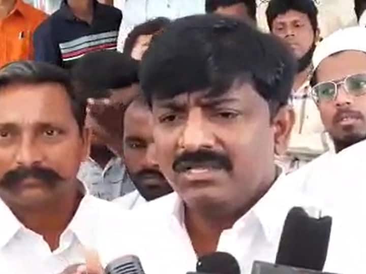 TDP Flexies: సంక్రాంతి శుభాకాంక్షలు చెబితే ఫ్లెక్సీలు చింపివేస్తారా.. టీడీపీ నేతలు ఫైర్ TDP Flexies In Pulivendula: Municipal Staff Removes TDP Flexies In Pulivendula TDP Flexies: సంక్రాంతి శుభాకాంక్షలు చెబితే ఫ్లెక్సీలు చింపివేస్తారా.. టీడీపీ నేతలు ఫైర్