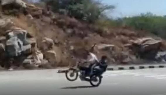 Ananthapur Bike Stunts: అనంతపురం జిల్లా పెనుగొండ జాతీయరహదారిపై ఆకతాయిల బైక్ స్టంట్లు