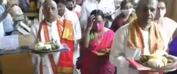 MoramSetti Ramulu: తిరుపతి ఇస్కాన్ ఆలయంలో గోసేవ నిర్వహించిన టీటీడీ పాలకమండలి సభ్యుడు రాములు