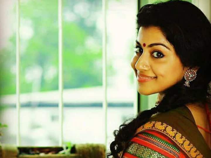 2020-இல் வெளியான ஆந்தாலஜி ’இளமை இதோ இதோ’ கதையை, தனது கணவருடன் இணைந்து எழுதினார்