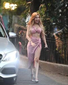 PICS : હૉટ ગર્લ સાક્ષીએ ઇન્ટરનેટનો પારો વધાર્યો, શેર કરી ટુંકા કપડાંમાં બૉલ્ડ તસવીરો.........