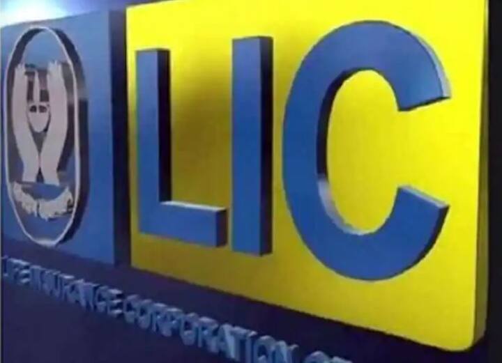 1 LIC IPO Update: কীসের ভিত্তিতে খবর ? রিপোর্ট বলছে, জানুয়ারির তৃতীয় সপ্তাহেই SEBI-র কাছে অনুমোদনের জন্য জমা দেওয়া হবে LIC IPO-র ড্রাফট। ইতিমধ্যেই বিশ্ব বাজারের বড় বিনিয়োগকারীদের সঙ্গে এই নিয়ে কথা বলেছেন LIC-র উর্ধ্বতন কর্তৃপক্ষ। সূত্রের খবর, গ্লোবাল ইনভেস্টারদের কোম্পানি জানিয়েছে, তাদের ইউলিপ, অ্যানুয়িটি, পেনশন স্বাস্থ্য বিমার প্রোডাক্টের ওপর জোর দেওয়ার কথা ভাবছে কোম্পানি। সেই অনুযায়ী যুব প্রজন্মকে কোম্পানির কাজে নিয়োগ করা হবে।