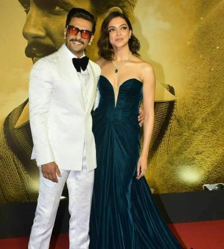 अपनी फिल्म 83 के प्रमोशन के लिए दीपिका पादुकोण और रणवीर सिंह ने इस लुक को कैरी किया था. जहां दीपिका ब्लैक ऑफ शोल्डर गाउन में खूबसूरत दिख रही थीं तो वहीं, रणवीर भी व्हाइट सूट में खूब हैंडसम लग रहे थे.