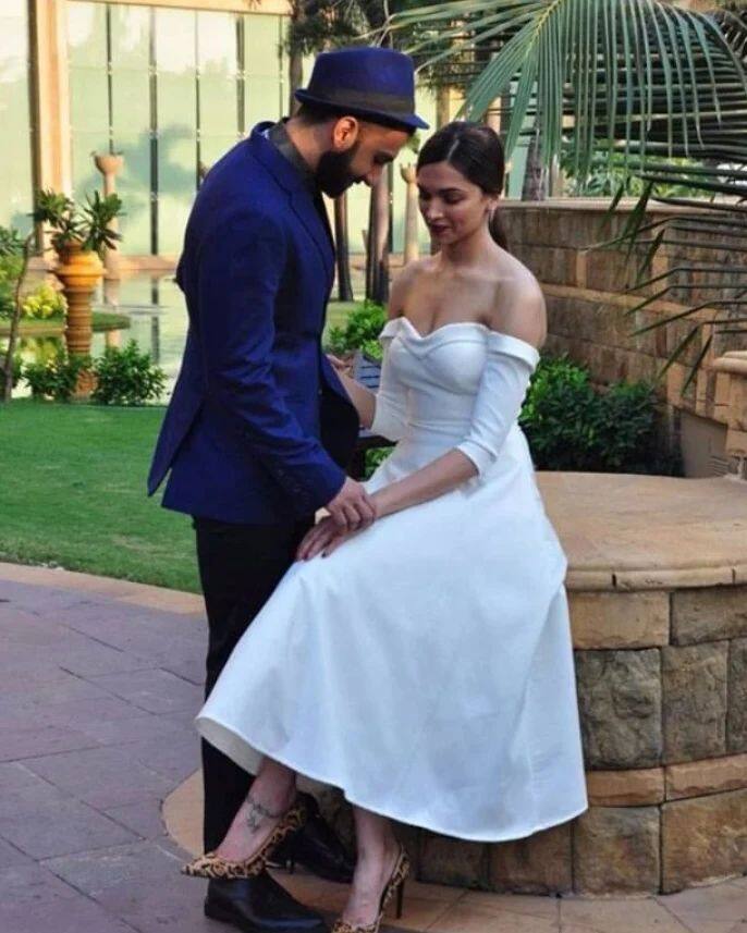 दीपिका पादुकोण (Deepika Padukone) और रणवीर सिंह (Ranveer Singh) की जोड़ी लोगों को बेहद पसंद है. फिल्मों के साथ-साथ रीयल लाइफ में भी दोनों एक-दूसरे को कॉम्प्लीमेंट करते हैं. ये कहना गलत नहीं होगा कि दीपवीर की जोड़ी फिल्म इंडस्ट्री की सबसे खूबसूरत और स्टाइलिश जोड़ियों में से एक है.