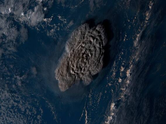 Tonga Tsunami: टोंगा में समुद्र के भीतर ज्वालामुखी फटने से आई भयंकर सुनामी, वीडियो वायरल Tonga Tsunami: टोंगा में समुद्र के भीतर ज्वालामुखी फटने से आई भयंकर सुनामी, वीडियो वायरल