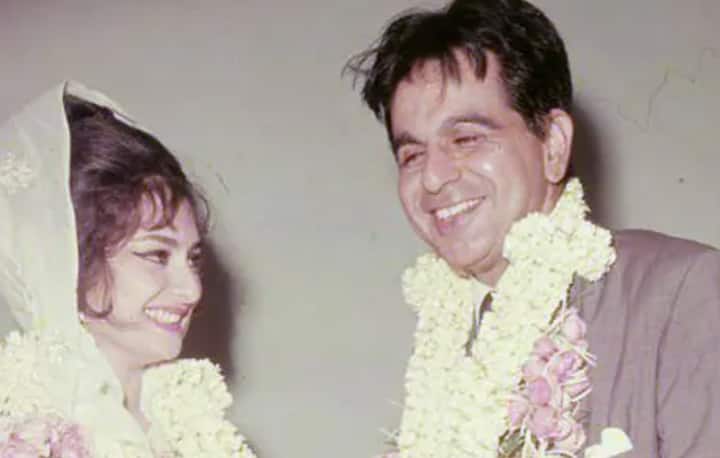ਦਿਲੀਪ ਕੁਮਾਰ (Dilip Kumar) 'ਤੇ ਸ਼ੁਰੂ ਤੋਂ ਹੀ ਸਾਇਰਾ ਬਾਨੋ (Saira Bano) ਨੂੰ ਕ੍ਰੱਸ਼ ਸੀ। 12 ਸਾਲ ਦੀ ਉਮਰ 'ਚ ਹੀ ਸਾਇਕਾ ਬਾਨੋ ਦਿਲ ਹਾਰ ਬੈਠੀ ਸੀ. ਇਹੀ ਕਾਰਨ ਸੀ ਕਿ ਜਦ ਦਿਲੀਪ ਕੁਮਾਰ ਨੇ ਉਹਨਾਂ ਨੂੰ ਵਿਆਹ ਲਈ ਪ੍ਰਪੋਜ਼ ਕੀਤਾ ਤਾਂ ਉਹ ਮਨ੍ਹਾਂ ਨਹੀਂ ਕਰ ਪਾਈ। ਦੋਨਾਂ ਨੇ 11 ਅਕਤੂਬਰ 1966 'ਚ ਵਿਆਹ ਕਰ ਲਿਆ ਸੀ।