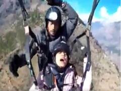 Watch: पैराग्लाइडिंग के दौरान इस लड़की की हालत हुई खराब, जोर-जोर से लगी चिल्लाने