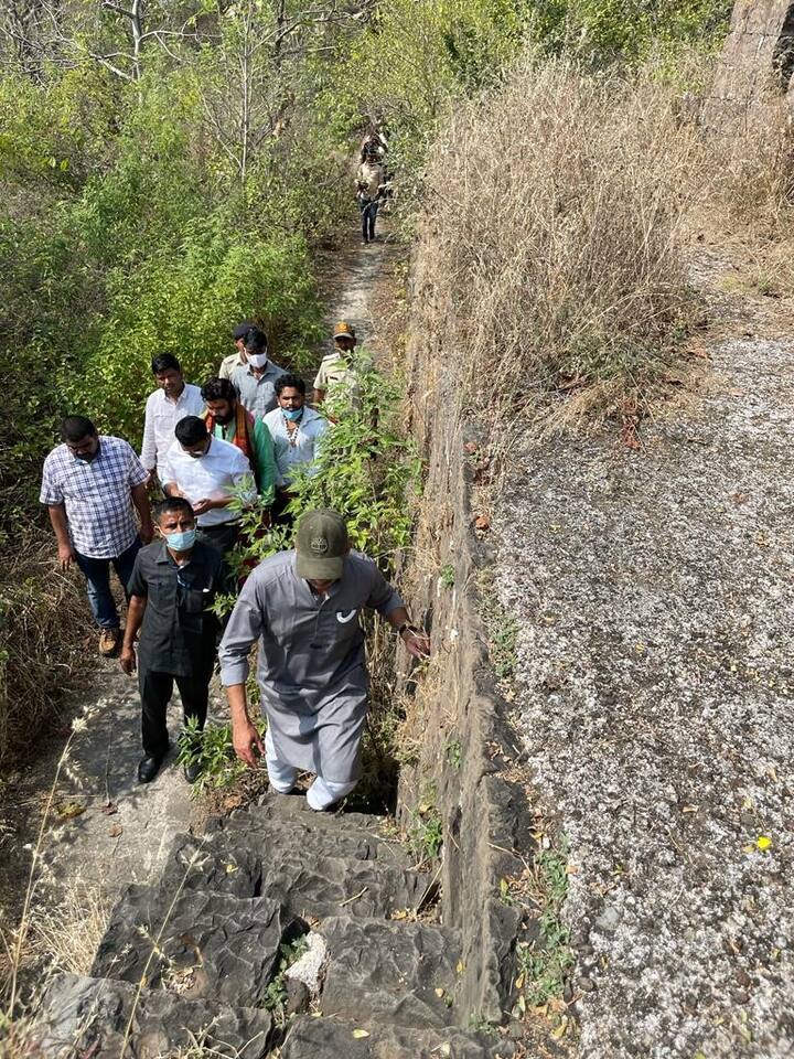 छत्रपती संभाजी राजे यांनी यावेळी जंगलातून  कमी होत असलेल्या वाघ, बिबट्या, अस्वल, नीलगाय, हरीण ह्या जंगली प्राण्यांचे संवर्धन व्हावे, या दृष्टीने किनवट अभयारण्यात फेरफटका मारला.