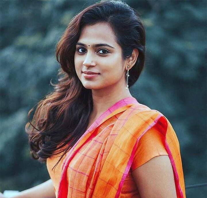 முத்தம் கேட்டு காத்திருக்கும் அந்த இடம் உனக்கு தான் உன்னை பொத்தி வச்சிருக்கும் நெஞ்சுக்குழி கருப்பு தான்