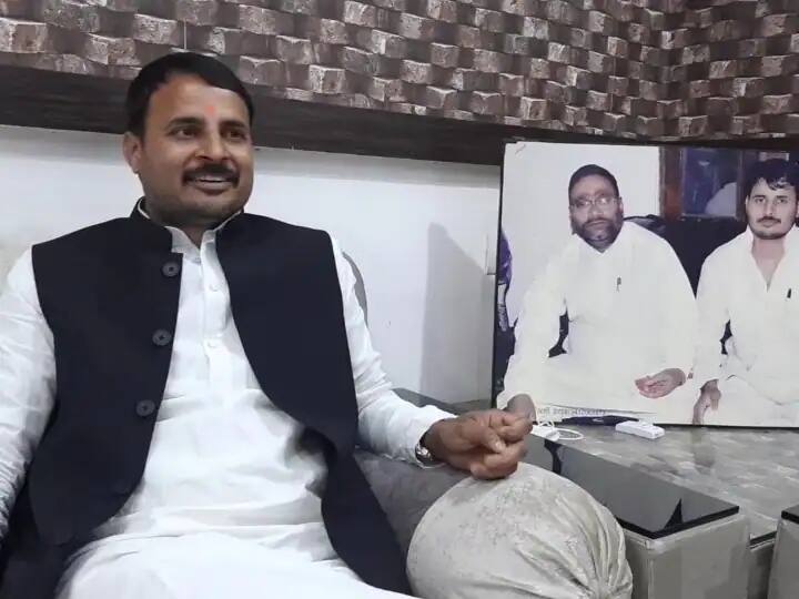 UP Election BJP leader Manish Yadav took membership of SP contested elections against Shivpal Singh Yadav ANN UP Election 2022: शिवपाल के धुर विरोधी नेता ने थामा सपा का हाथ, जानिए स्वामी प्रसाद मौर्य के क्यों हैं खास?