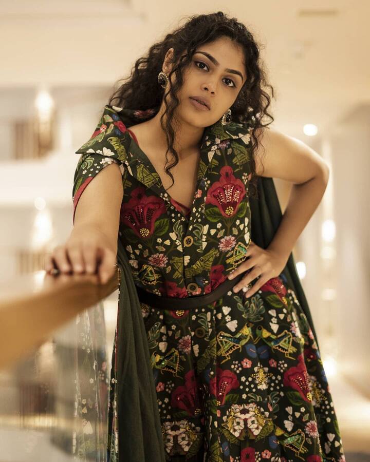 फारिया अब्दुल्ला सोशल मीडिया पर खूब एक्टिव रहती हैं. एक्ट्रेस की फोटोज पर नेटीजन्स भी खूब रिएक्ट करते हैं.